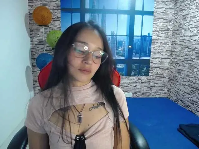 Live sex webcam photo for Madeline28 #269726811