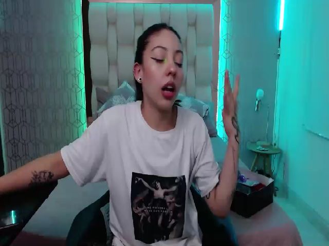 Live sex webcam photo for Emily_evans18 #269728123