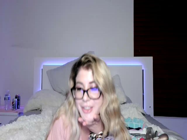 Live sex webcam photo for KendallK1 #269816757