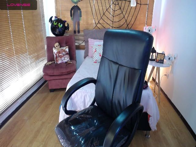 Live sex webcam photo for Kimjeniie #269738593