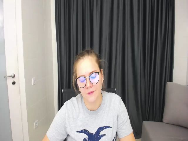 Live sex webcam photo for KellyKleine #269736627