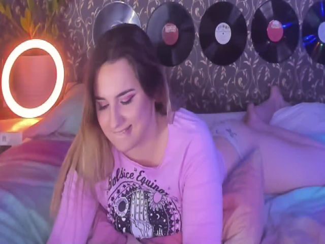 Live sex webcam photo for RETROGIRL_X #269737816