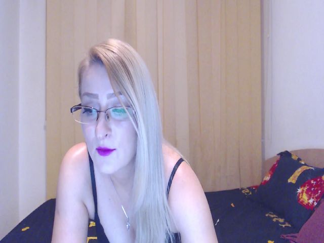 Live sex webcam photo for Karinahott4uu #269739725