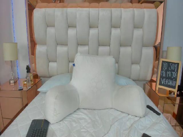 Live sex webcam photo for Emilyparkerr1 #269750904