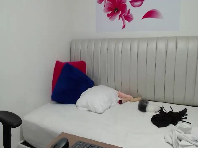 Live sex webcam photo for Sashaseexxy #269728027