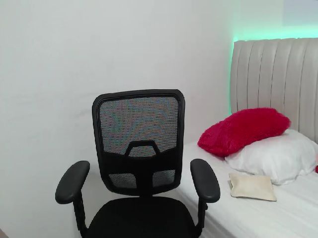 Live sex webcam photo for Sashaseexxy #269733324