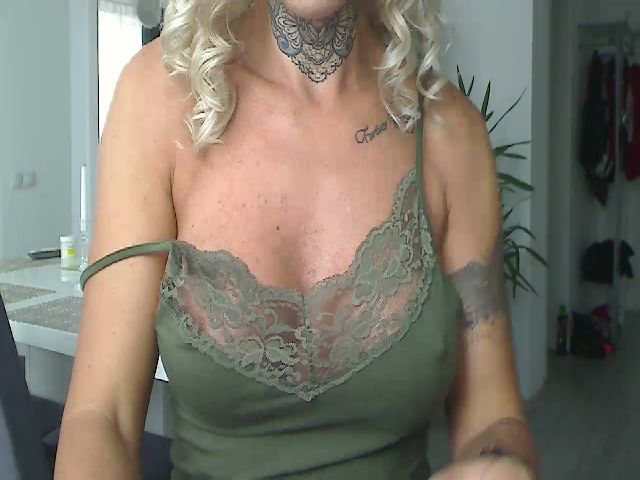 Live sex webcam photo for Aby_Jones24 #269733996