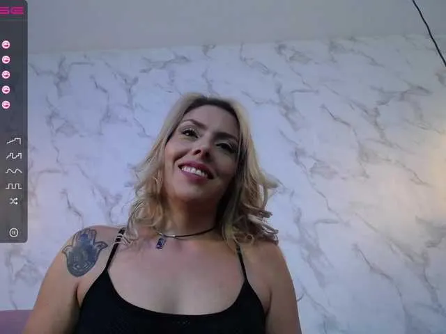 Live sex webcam photo for AdrianaGomez #269730925