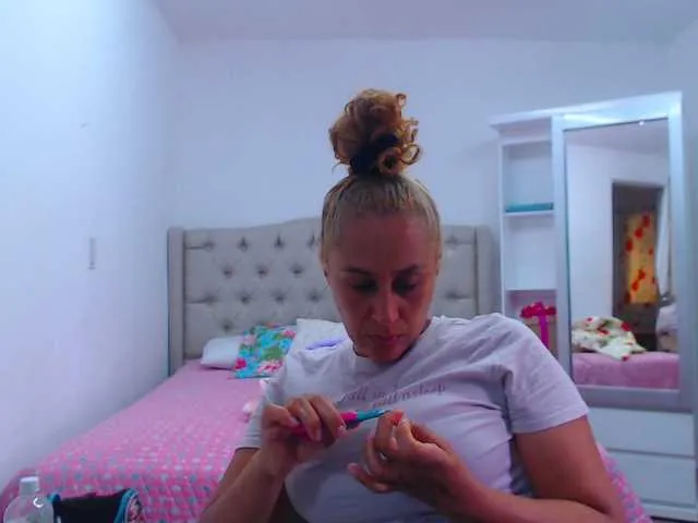 Live sex webcam photo for RoxanaMilf #270035430