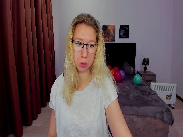 Live sex webcam photo for LizaSwan #269919381