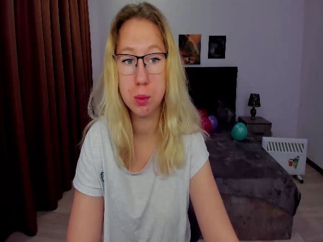 Live sex webcam photo for LizaSwan #269929512