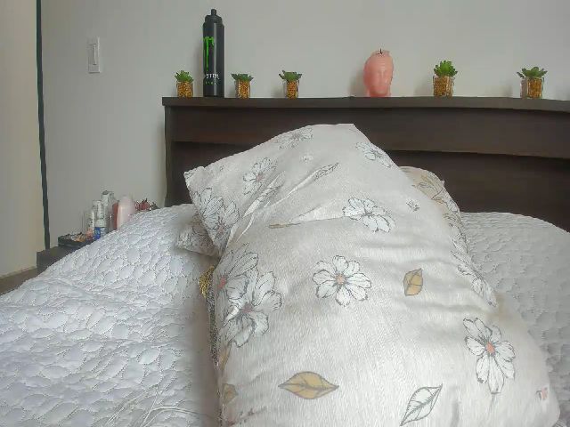 Live sex webcam photo for Saritaa__ #270004217