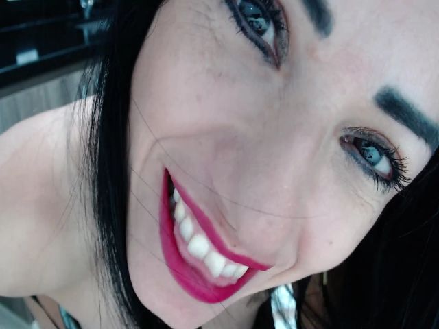 Live sex webcam photo for QueenBrienne #269847900