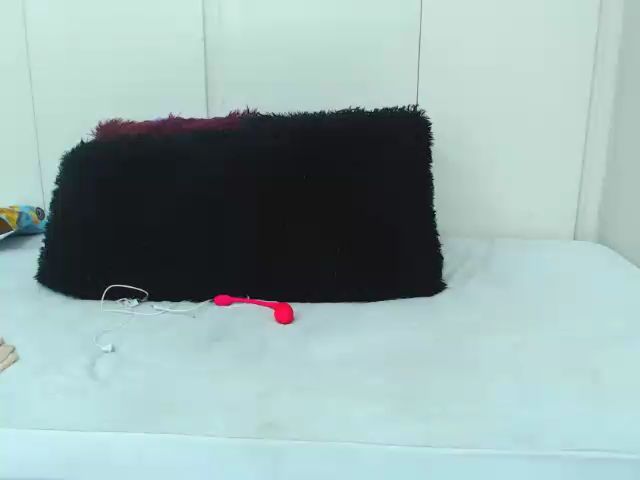 Live sex webcam photo for KINKYDOLLXX19 #270241606