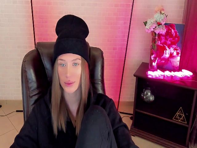 Live sex webcam photo for MalisaRobbyy #270183568