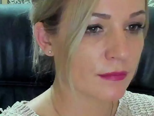 Live sex webcam photo for SmokingWoman #270269492