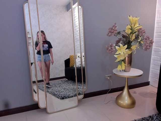 Live sex webcam photo for AnnieeHall #270375801