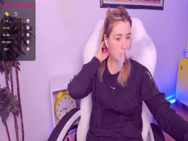 Live sex webcam photo for HotCarolineXO #270440879