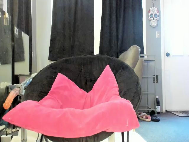 Live sex webcam photo for KinkyKortney #270440406