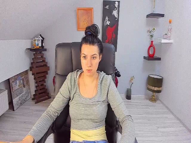 Live sex webcam photo for LizzieBrie #270354523