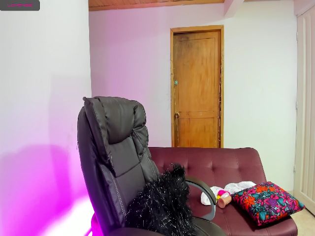 Live sex webcam photo for CherryxFire #270379390