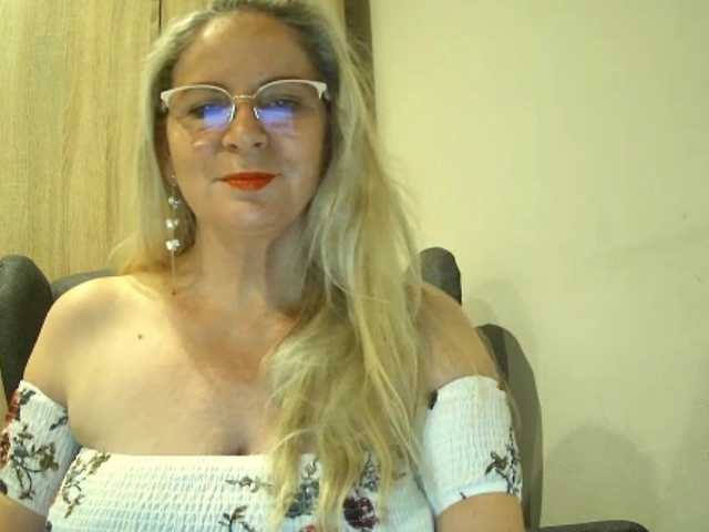 Live sex webcam photo for PenelopeJoy #270792583