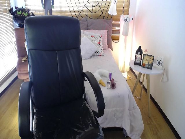 Live sex webcam photo for Kimjeniie #270807876