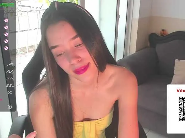 Live sex webcam photo for candy-briana1 #270793526
