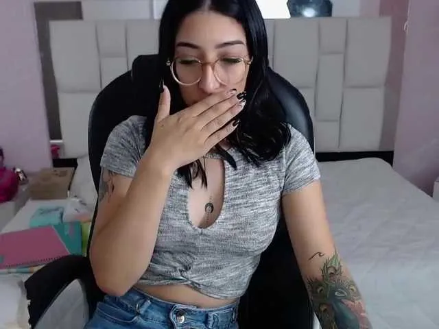 Live sex webcam photo for Karinapuerta #270811728