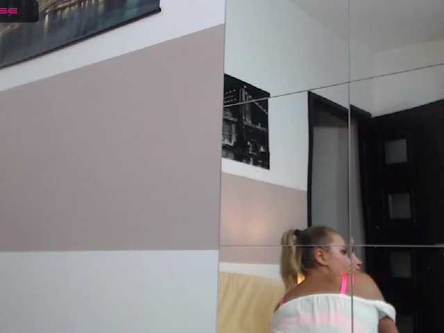 Live sex webcam photo for Roselyn25 #270815846