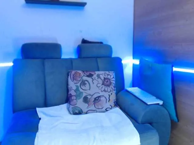 Live sex webcam photo for charlotholmes #270815518