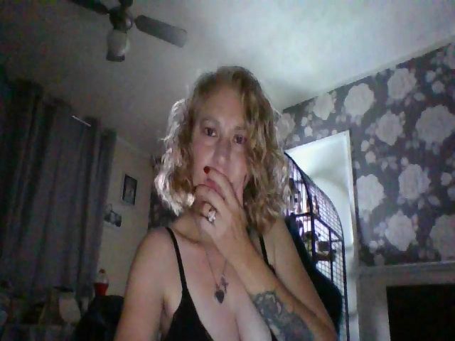 Live sex webcam photo for XxMommaKxX #270826726