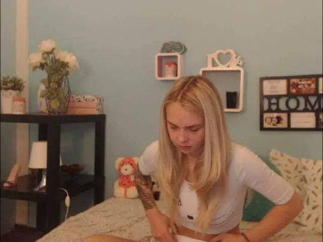 Live sex webcam photo for AnnaHappy18 #270834249