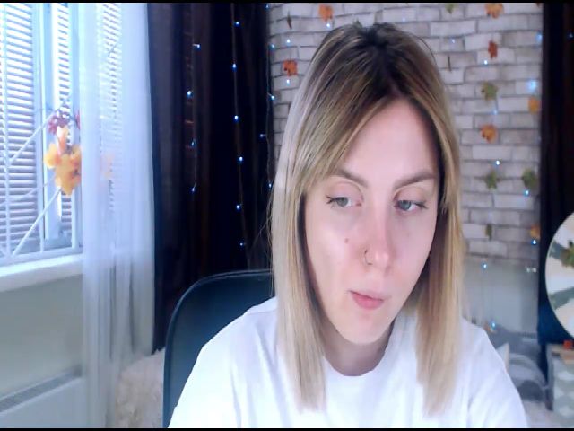 Live sex webcam photo for CumMeaRiver #270831377