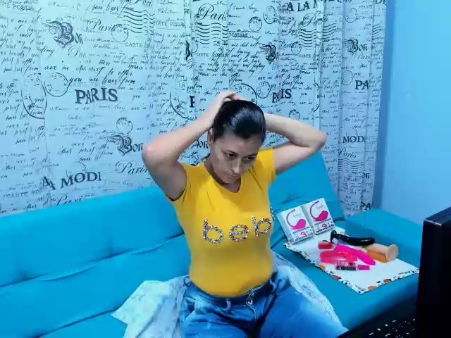 Live sex webcam photo for MILF_KARYNA #270841019