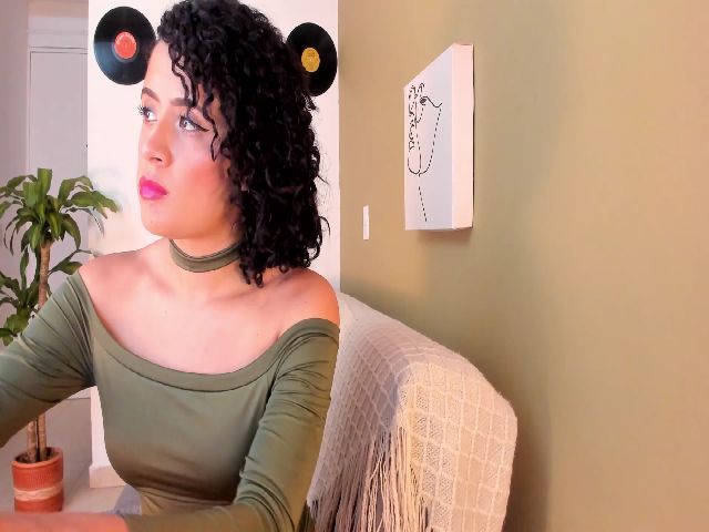 Live sex webcam photo for Amy_love69 #270829507