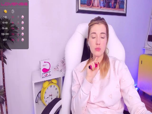 Live sex webcam photo for HotCarolineXO #270839743