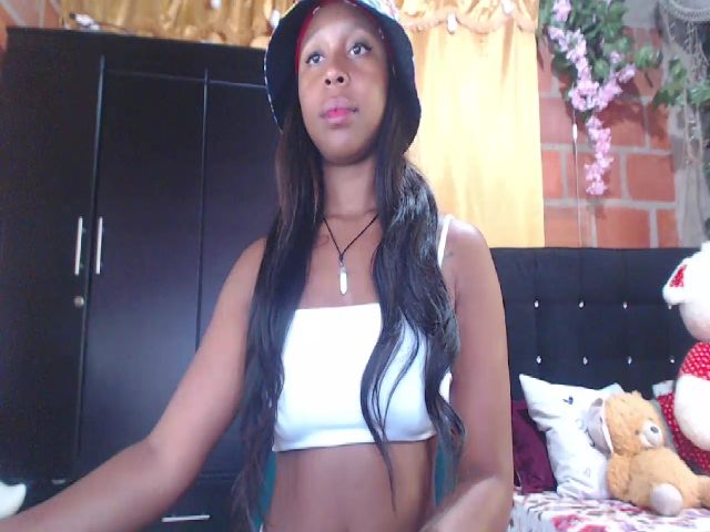 Live sex webcam photo for Hot_nia69 #270843664