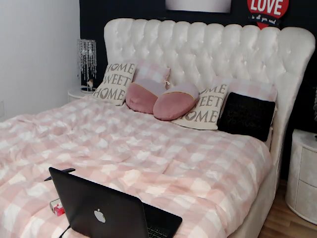 Live sex webcam photo for BlondeeFairy #270841328