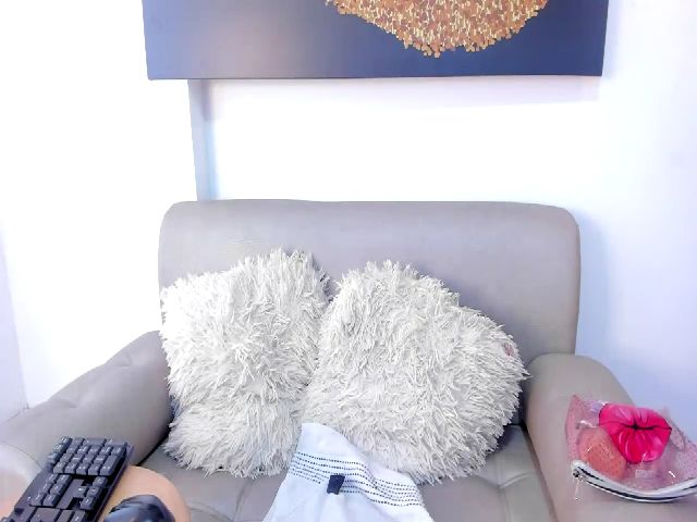 Live sex webcam photo for Roseann__ #270838757