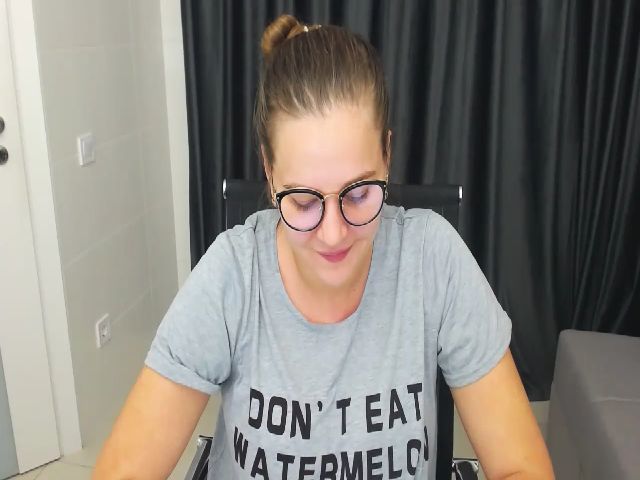 Live sex webcam photo for KellyKleine #270840242