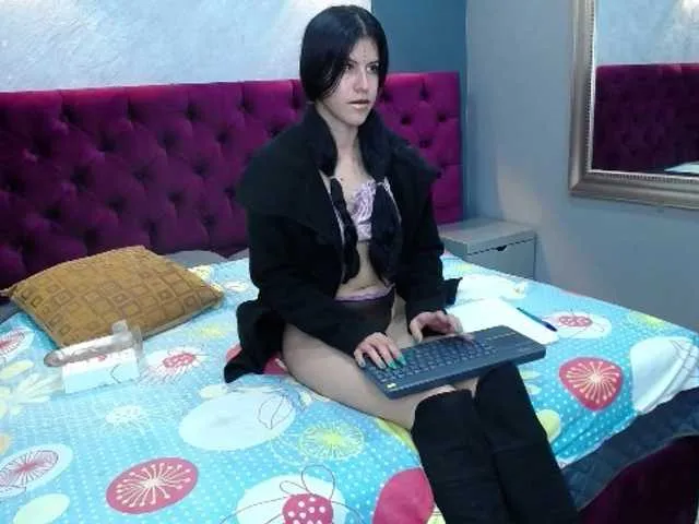 Live sex webcam photo for Nicolletea #270834646