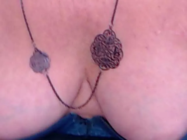 Live sex webcam photo for AlanaRichards #270856722