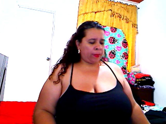 Live sex webcam photo for LatinaBigAss4 #270859177