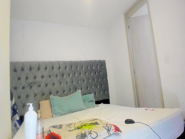 Live sex webcam photo for Afro__Goddess #270858565