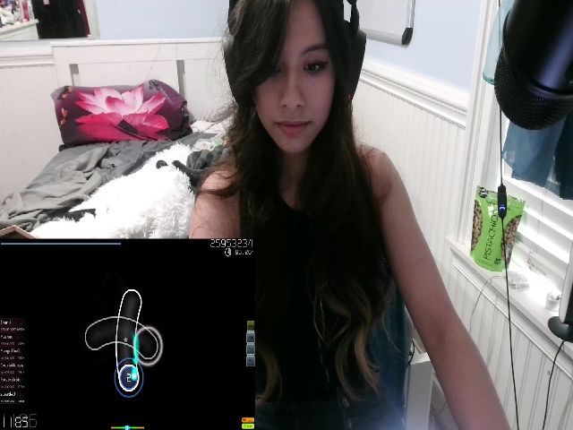 Live sex webcam photo for lewdgamermel #270858191