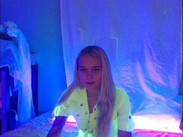 Live sex webcam photo for AnnaHappy18 #270871336