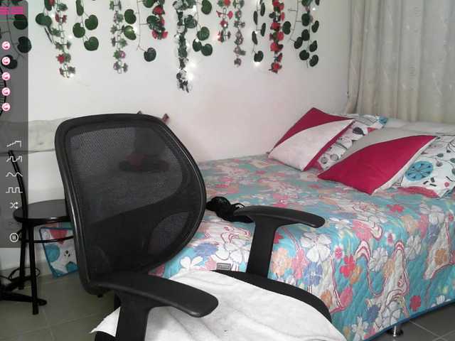 Live sex webcam photo for sexy-ashley07 #270866650