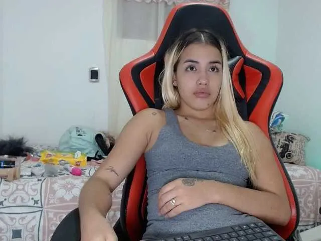 Live sex webcam photo for adri14-1 #270879487