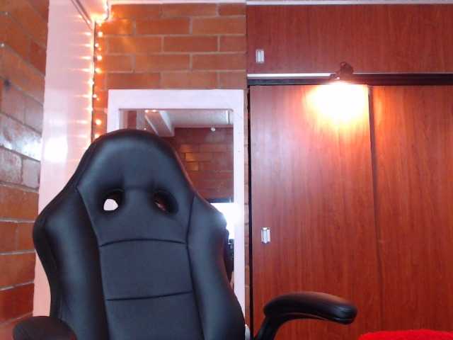 Live sex webcam photo for yesiehot1 #270867305